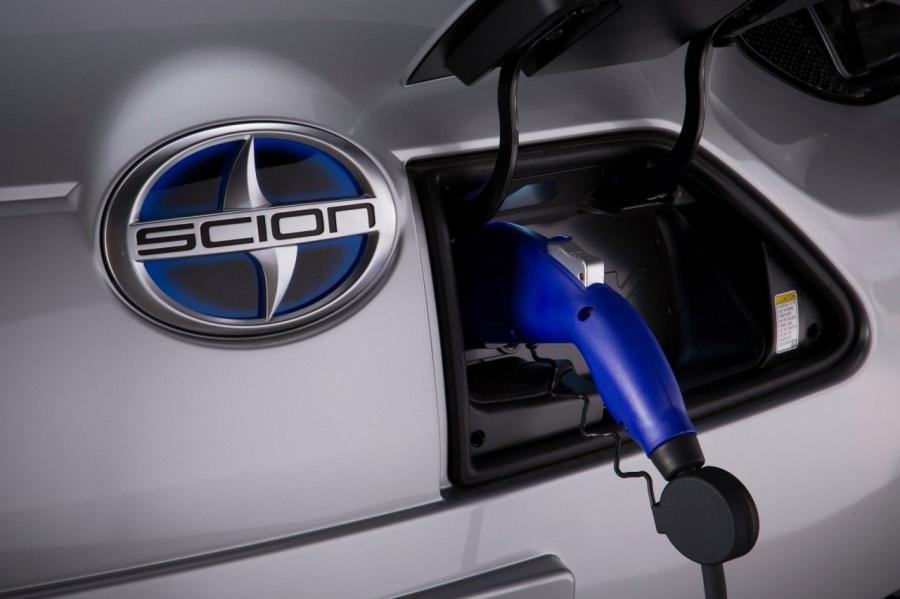  Toyota iQ EV 2013 года  (фото 9 из 29)